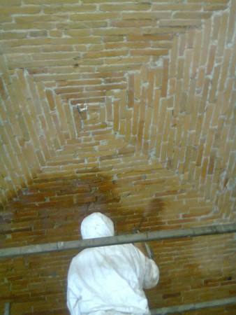 fase di trattamento antispolvero dopo la sabbiatura